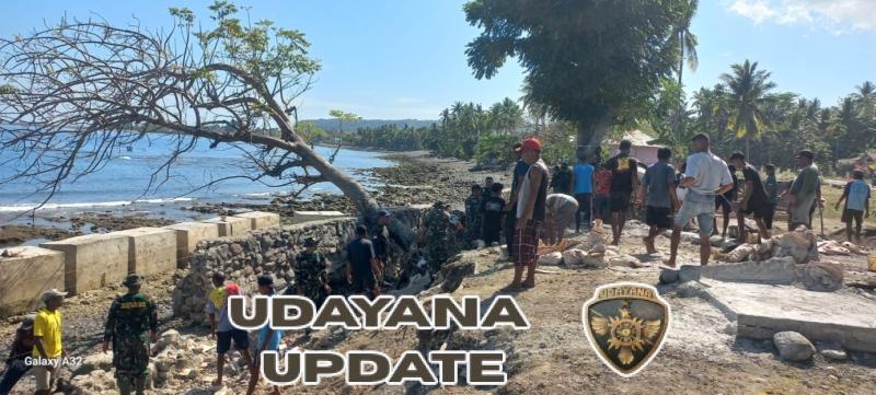 Gotong Royong TNI dan Masyarakat Atasi Abrasi Pantai Masjid di Weileing