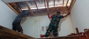 Pererat Hubungan dengan Warga, Babinsa Bantu Pemasangan Plafon Rumah di TTU