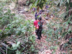 Sinergi Babinsa dan Bhabinkamtibmas: Pengamanan Pemakaman di Desa Pedawa Berjalan Khidmat