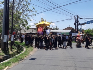 Babinsa Hadir di Tengah Warga, Ciptakan Rasa Aman dalam Upacara Pitra Yadnya Desa Batubulan Kangin