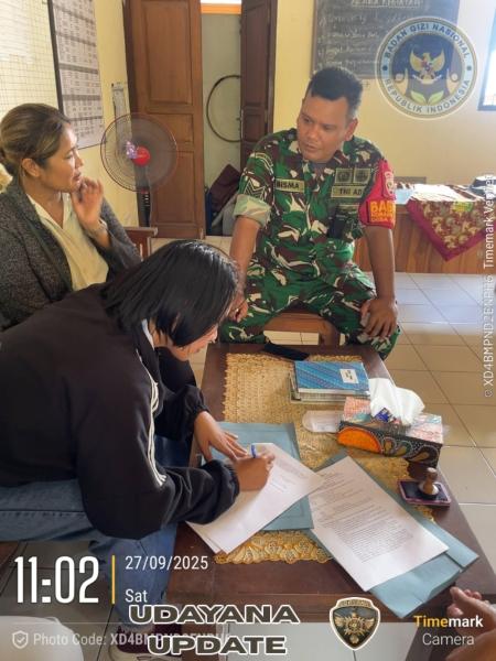 Dukung Kesejahteraan Siswa, Babinsa Koramil 1616-05/Sukawati Kawal Program Makan Bergizi Gratis