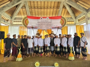 Sinergi Babinsa dan Bhabinkamtibmas Kawal Pengukuhan Prajuru Adat Malet di Desa Manukaya