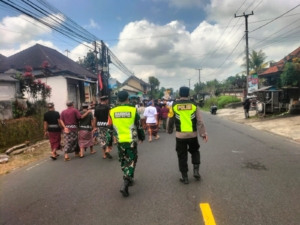 Babinsa Desa Luwus Kawal dan Amankan Jalannya Upacara Ngaben Warga
