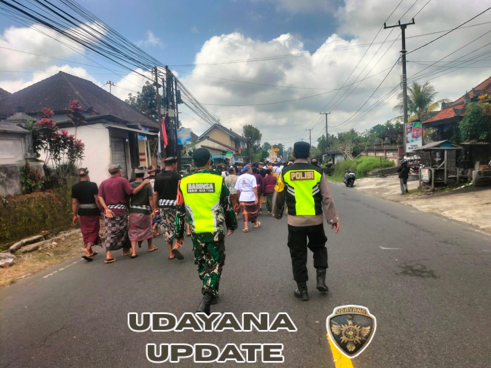 Babinsa Desa Luwus Kawal dan Amankan Jalannya Upacara Ngaben Warga