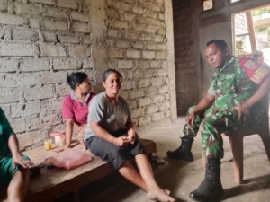 Babinsa Kopda Kosmas Kerhi Aktif Lakukan Komsos di Desa Peozaka, Warga Sambut Antusias