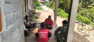 Babinsa Koramil 1602-01/Ende Tingkatkan Komsos dan Keamanan Wilayah di Desa Sokoria