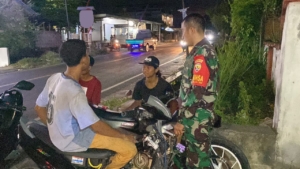 ‎Patroli Kongkow, Serda Irawan Ingatkan Pemuda Wanasaba Bahaya Judi Online dan Narkoba