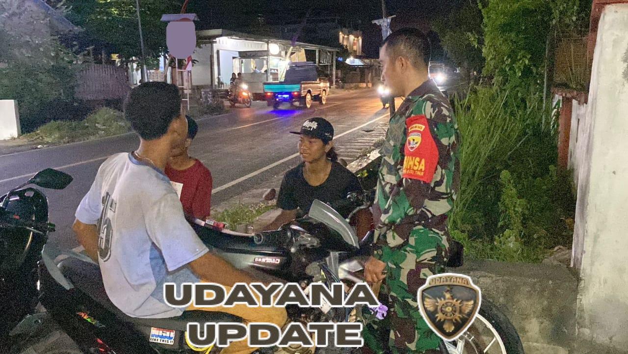 Patroli Kongkow, Serda Irawan Ingatkan Pemuda Wanasaba Bahaya Judi Online dan Narkoba