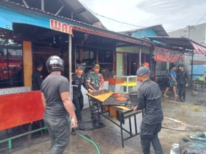 Warung Arema di Ende Timur Terbakar, Babinsa dan Warga Sigap Padamkan Api
