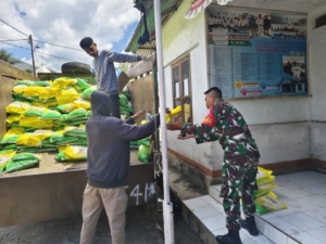 Kodim 1624/Flotim Hadir di Sukutokan, Salurkan 8 Ton Beras SPHP Murah Bersama BULOG