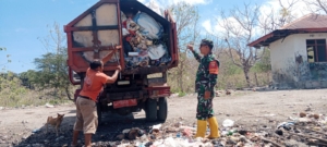 Babinsa Serka Semy Bulak Kawal Pengangkutan Sampah dari TPS Mokdale ke TPA Oelunggu