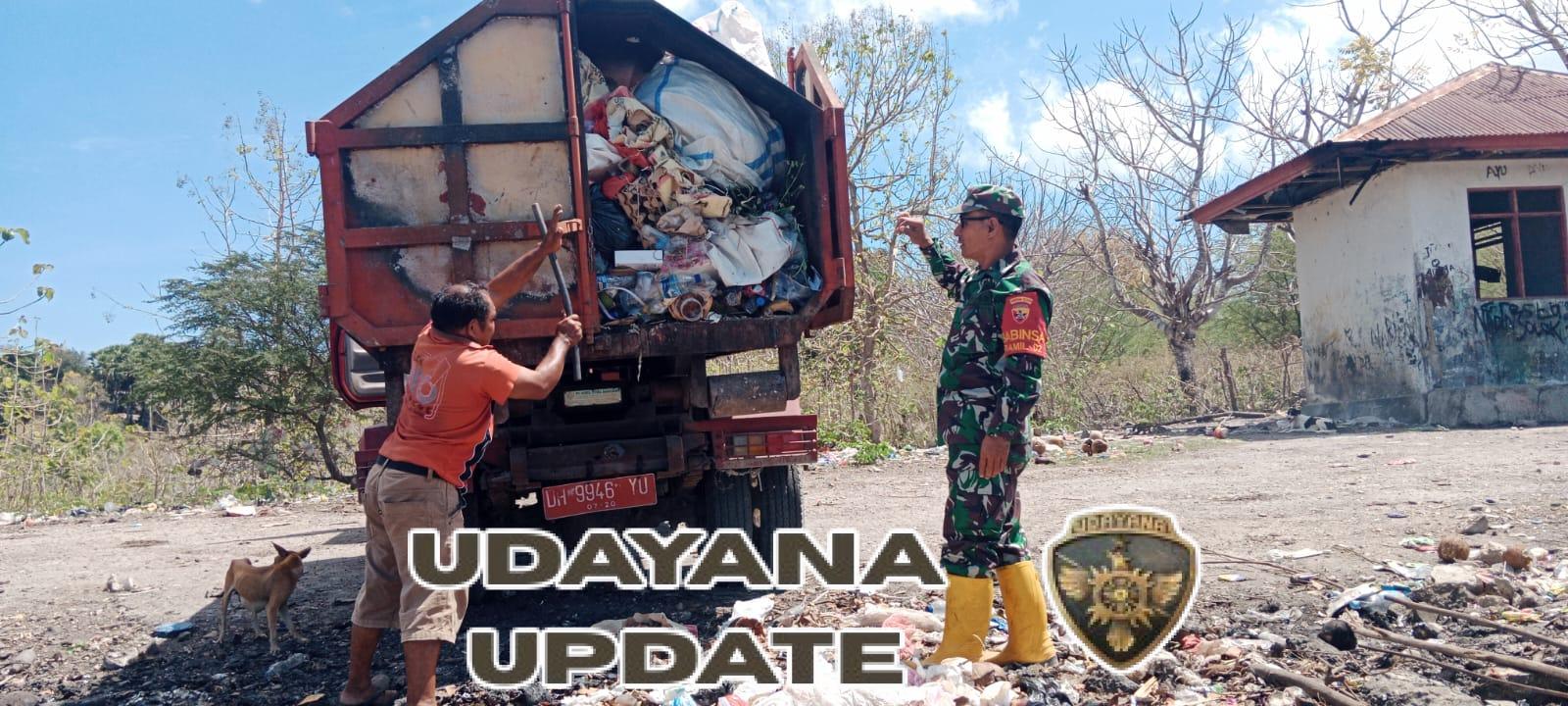 Babinsa Serka Semy Bulak Kawal Pengangkutan Sampah dari TPS Mokdale ke TPA Oelunggu