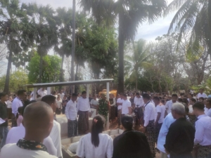 Babinsa Koramil 1627-03/Btt Hadiri Prosesi Pemakaman Orang Tua Prajurit Yonif 743/PSY