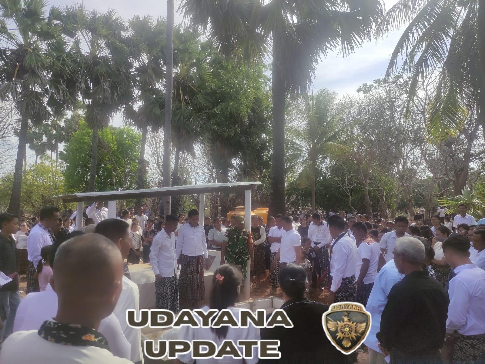 Babinsa Koramil 1627-03/Btt Hadiri Prosesi Pemakaman Orang Tua Prajurit Yonif 743/PSY