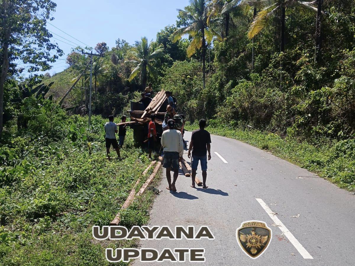 Babinsa Walakaka Bantu Warga Angkut Kayu untuk Bangun Rumah di Harona Kalla