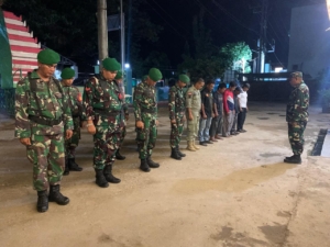 Kapten Iwan Pimpin Apel Pengecekan dan Patroli Siskamling di Koramil Woha