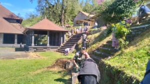 TNI dan Warga Sukawana Kompak Gelar Gotong Royong di Pura Puncak Penulisan