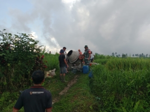 Babinsa Peninjoan dan Warga Subak Puluai Kompak Bangun Jalan Usaha Tani
