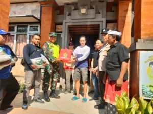 Babinsa Bitera Dampingi Penyaluran Bantuan Sembako untuk Korban Banjir