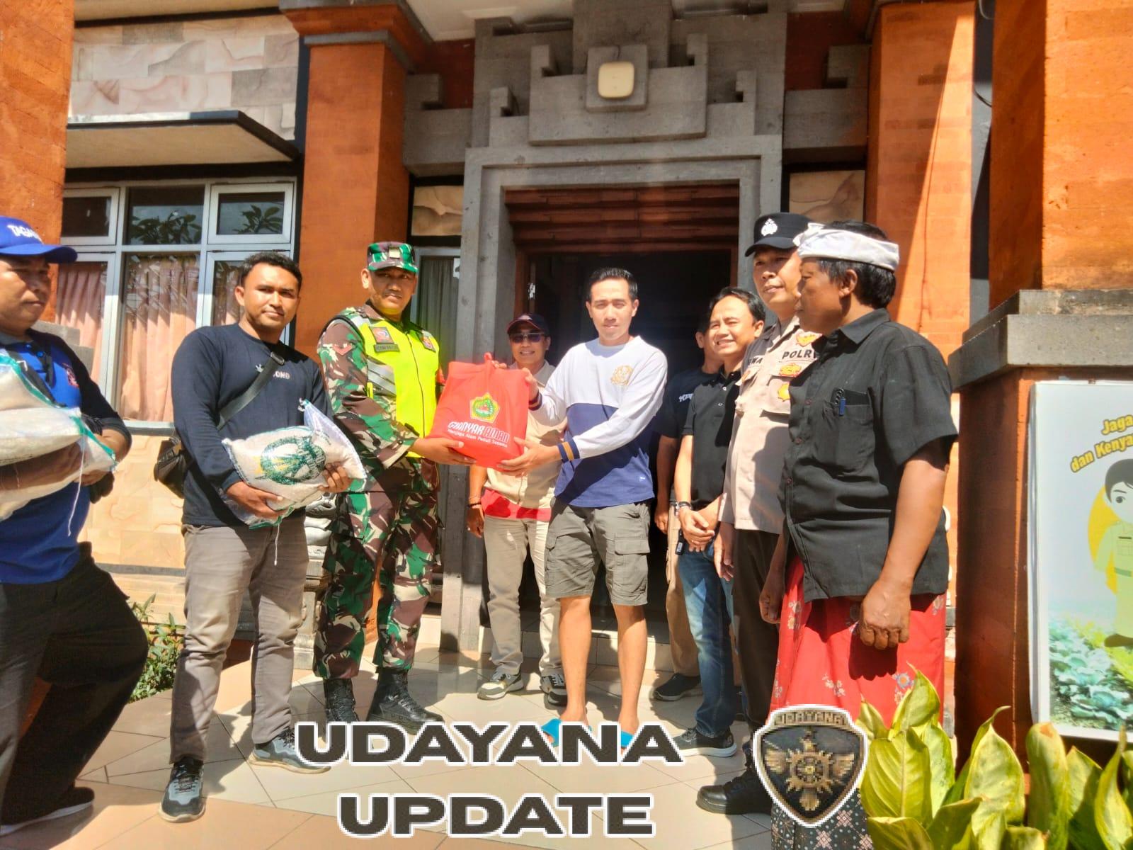 Babinsa Bitera Dampingi Penyaluran Bantuan Sembako untuk Korban Banjir