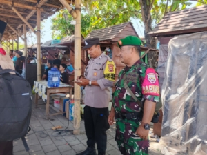 Babinsa Giri Emas dan Bhabinkamtibmas Laksanakan Pengamanan Pesta Siaga Tahun 2025 di Pantai Giri Emas