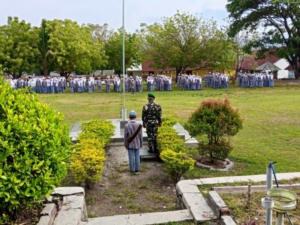 Danramil 1628-05/Jereweh Pimpin Upacara Bendera di SMAN 1 Jereweh