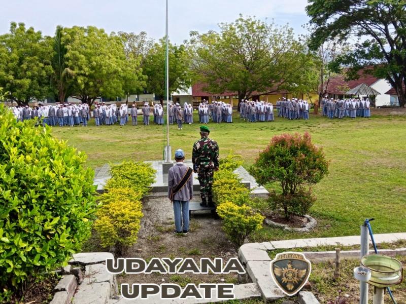 Danramil 1628-05/Jereweh Pimpin Upacara Bendera di SMAN 1 Jereweh