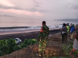 Unit Pelayanan PLN Terguling di Jalan Trans Ende-Bajawa, Babinsa Tanggap Cepat Amankan Lokasi