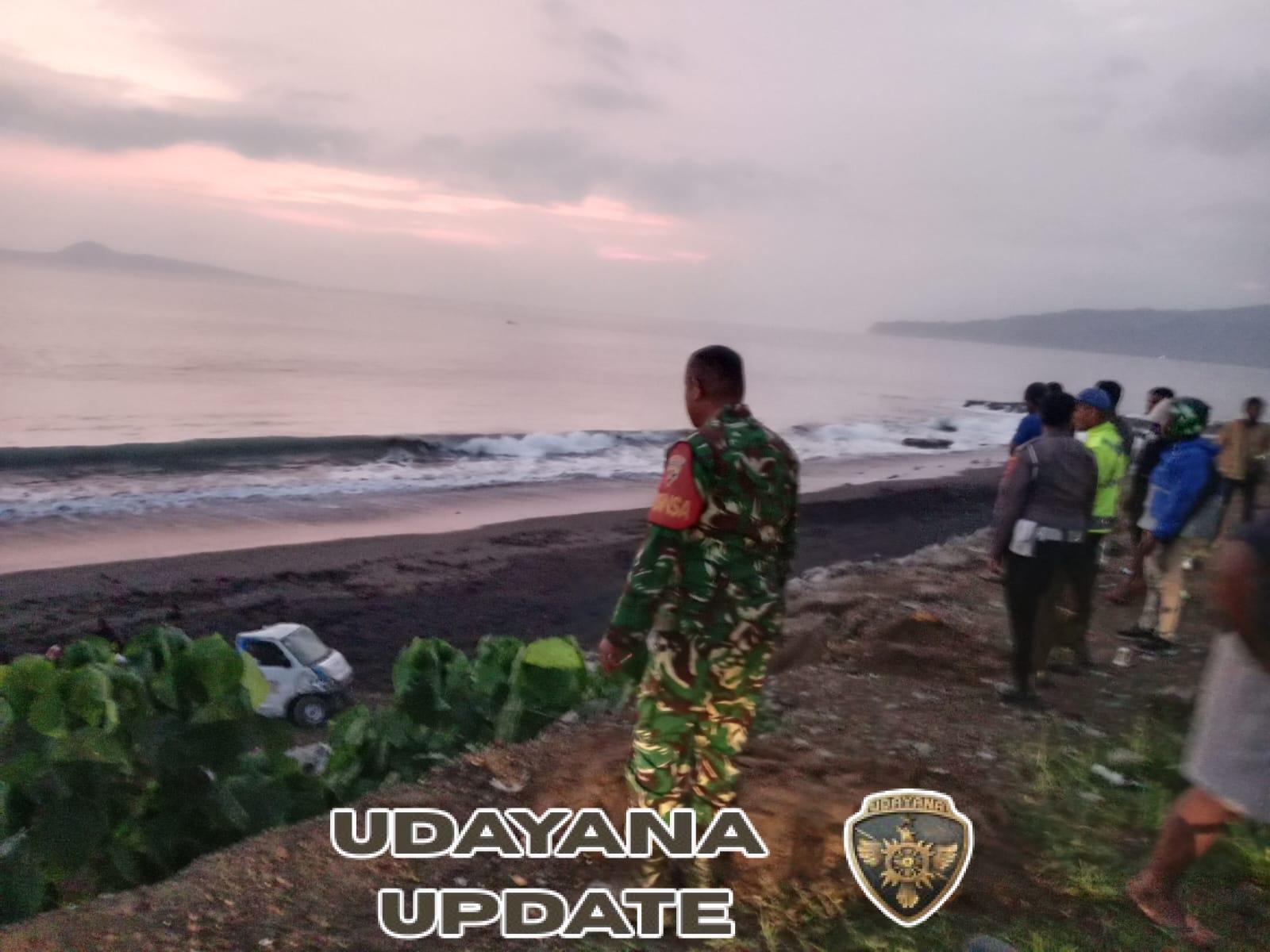 Unit Pelayanan PLN Terguling di Jalan Trans Ende-Bajawa, Babinsa Tanggap Cepat Amankan Lokasi