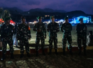 Babinsa Kodim 1602/Ende Amankan Konser Piche Kota di HUT ke-60 SMKN 1 Ende