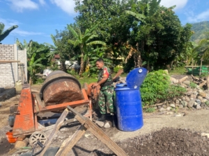 Babinsa Koramil Maurole Gotong Royong Bangun Rumah Layak Huni di Desa Loboniki
