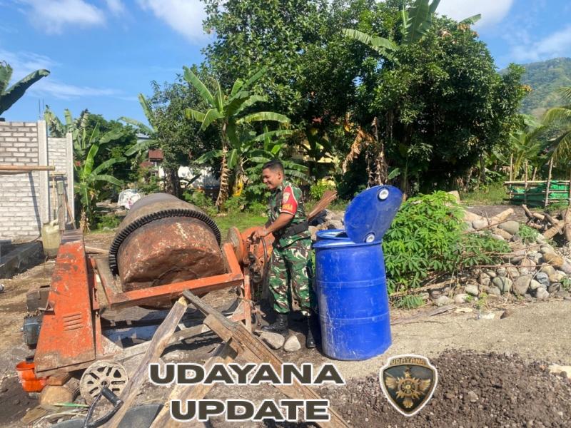 Babinsa Koramil Maurole Gotong Royong Bangun Rumah Layak Huni di Desa Loboniki