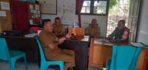 Babinsa Koramil 01/Ba’a Gelar Komsos Bersama Aparat Kelurahan Mokdale