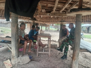 Guna Wujudkan Keakraban, Babinsa Kodim 1621/TTS Komsos Dengan Warga Binaan Di Desa Lobus