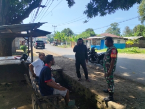 Babinsa Koramil 1602-01/Ende Tingkatkan Kamtibmas Lewat Komsos dan Pamwil di Desa Riaraja