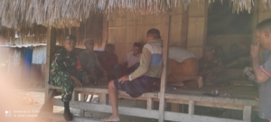 Sertu Muksin Giatkan Komsos dan Pamwil di Desa Maubasa, Warga Dihimbau Waspada Cuaca