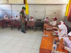 TNI Hadir untuk Anak Negeri, Babinsa Brang Rea Dampingi Program Gizi di Sekolah Dasar
