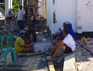 Babinsa Serka Maxem Mboro Gelar Komsos Bersama Camat RBL dan Warga Jemaat Temas