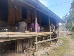 Komsos Babinsa Koramil 02/Walakaka Ciptakan Kebersamaan di Desa Laboya Bawah