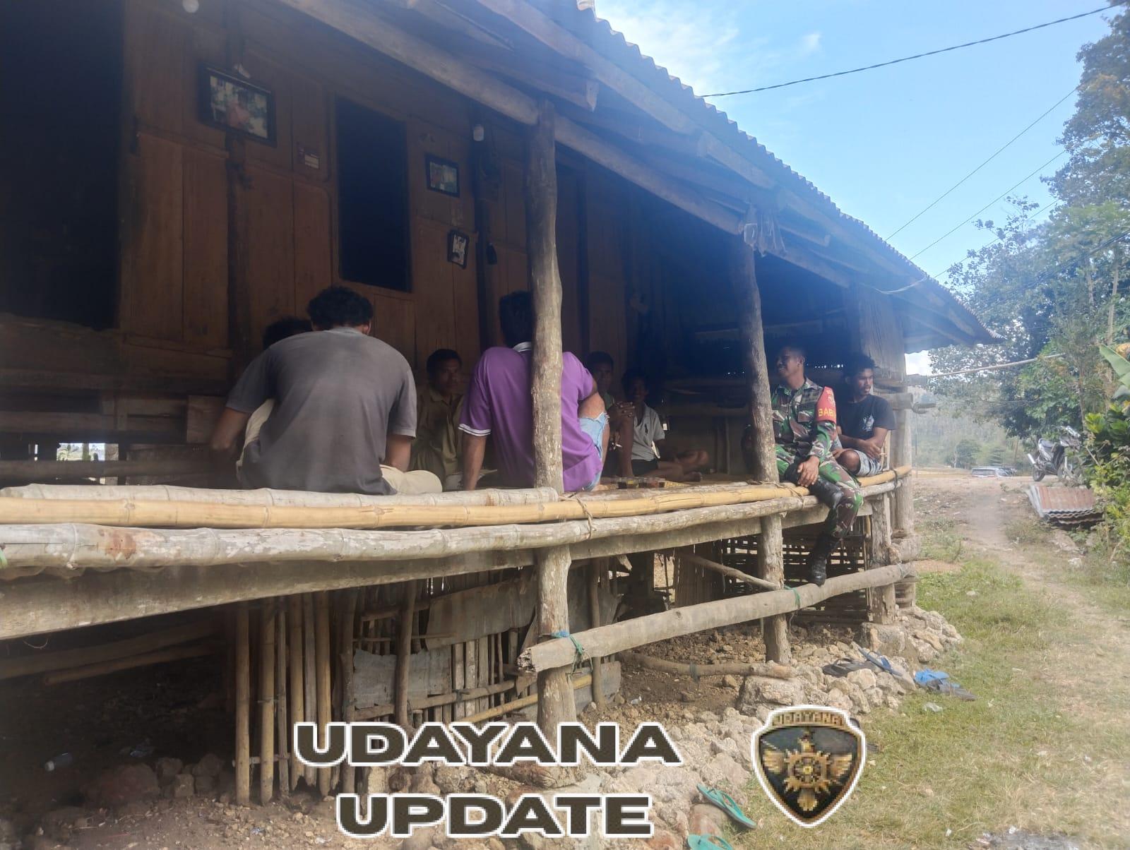 Komsos Babinsa Koramil 02/Walakaka Ciptakan Kebersamaan di Desa Laboya Bawah