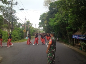 HUT ke-32 SMA N 1 Susut, Babinsa Desa Sulahan Hadiri dan Amankan Kegiatan Jalan Santai