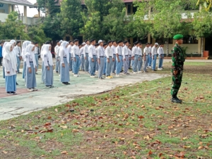 Babinsa Koramil 01 Dompu Jadi Teladan dalam Upacara di SMA Negeri 2