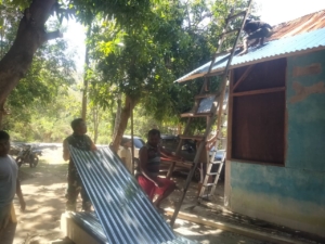 Babinsa Kopda Hanan Bantu Warga Pasang Atap Rumah di Desa Ite Jaya