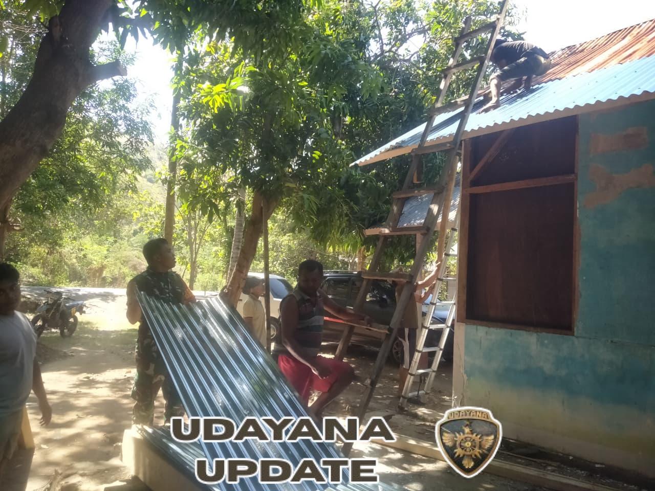 Babinsa Kopda Hanan Bantu Warga Pasang Atap Rumah di Desa Ite Jaya