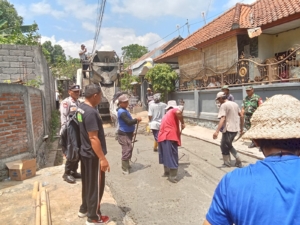 Semangat kebersamaan masyarakat Desa Sinabun kembali terlihat dalam kegiatan gotong royong rabat beton jalan