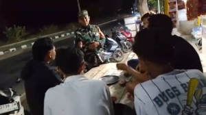 ‎Serka Saufi Tekankan Waspada Orang Asing Saat Patroli Malam di Pringgabaya