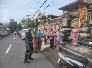 Selalu Kompak, Babinsa Kamasan Bersinergi Bersama Bhabinkamtibmas Dan pecalang Amankan Upacara Potong Gigi