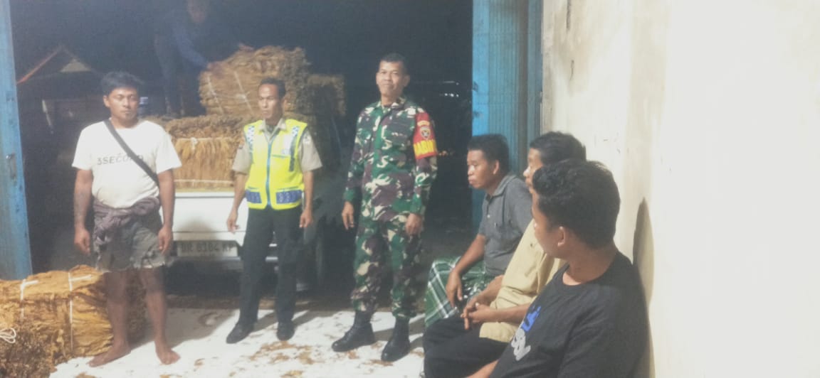 ‎Patroli Malam Babinsa Terara Fokus pada Keamanan dan Ekonomi Petani Tembakau