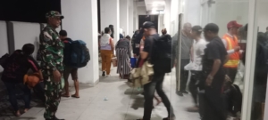 Babinsa Koramil 1602-01/Ende Kawal Kedatangan Kapal Darma Rucitra VIII di Pelabuhan IPPI