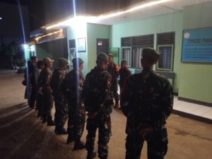 Babinsa Pimpin Apel Pengecekan Personel Jelang Patroli Siskamling di Woha
